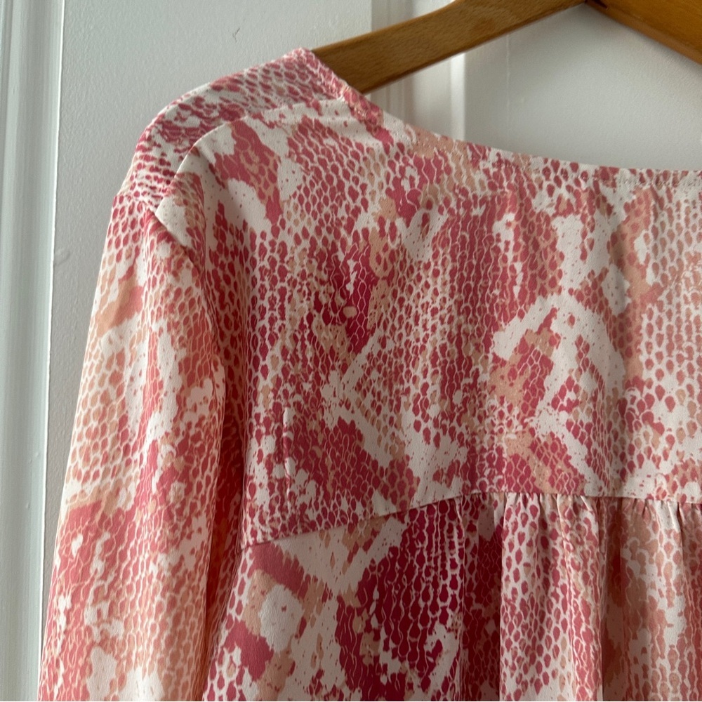 Cabi 5708 Bethany Pink Snakeprint Long Sleeve V-Neck Top Women’s Size Large - Picture 13 of 16